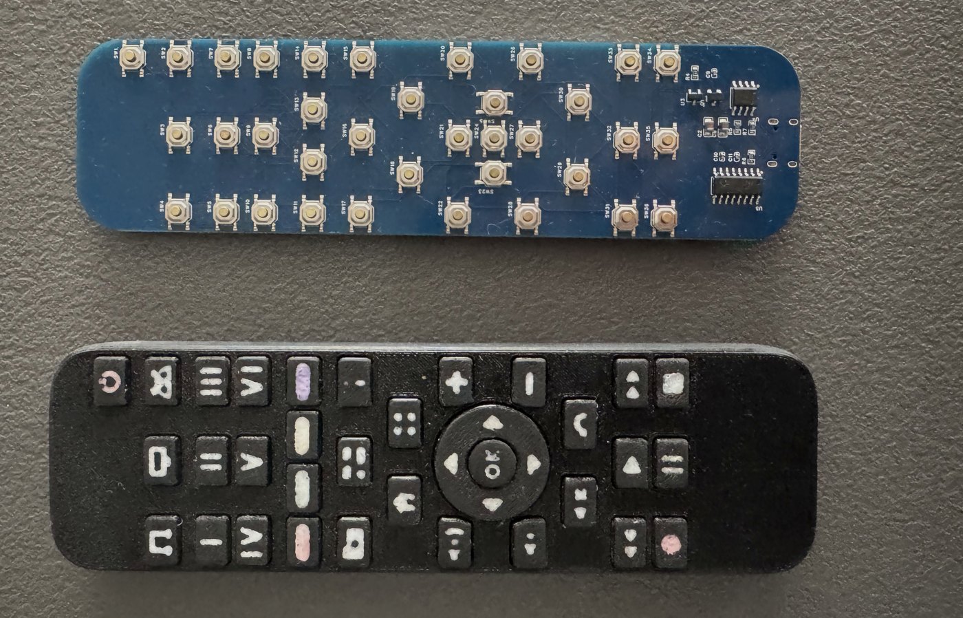 Bestückte Platine der Fernbedienung über dem gedruckten Gehäuse